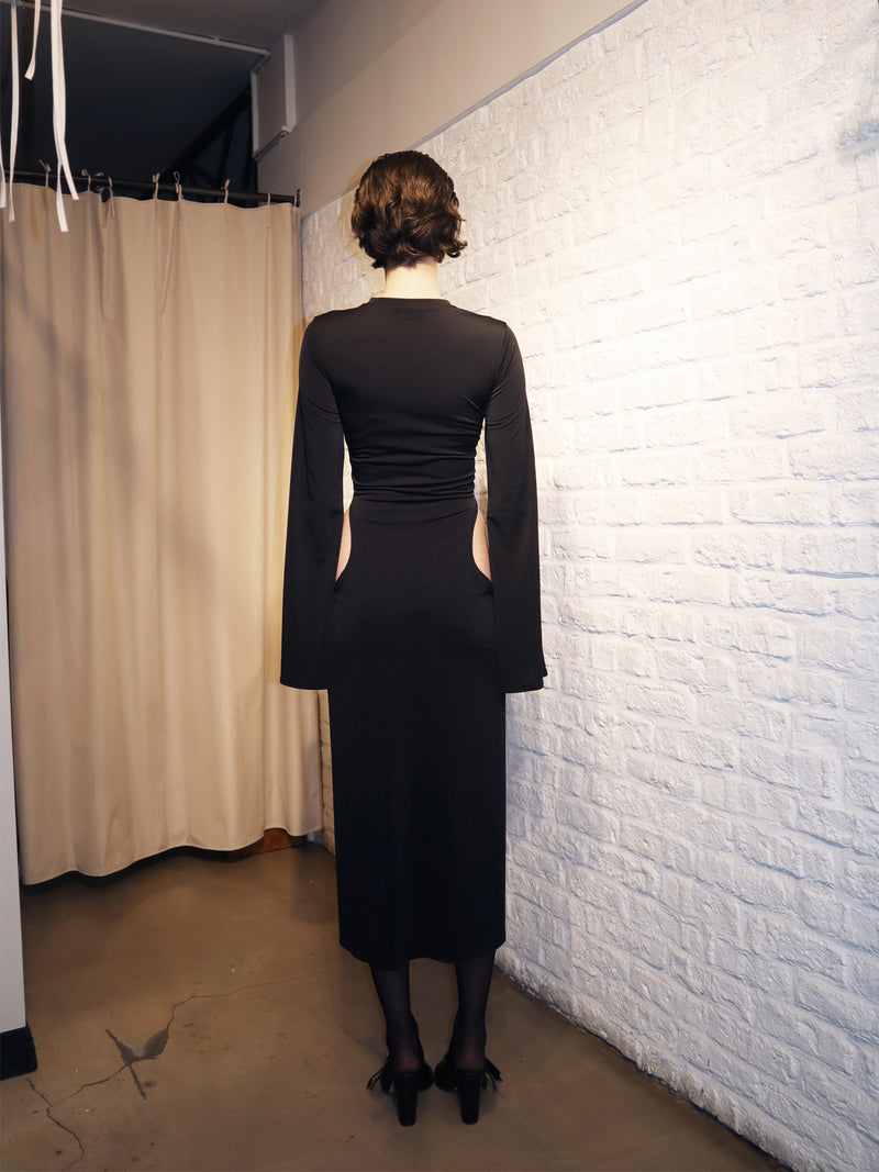 LONG-SLEEVED DRESS WITH BONE NECKLINE AND CROSS DETAIL.