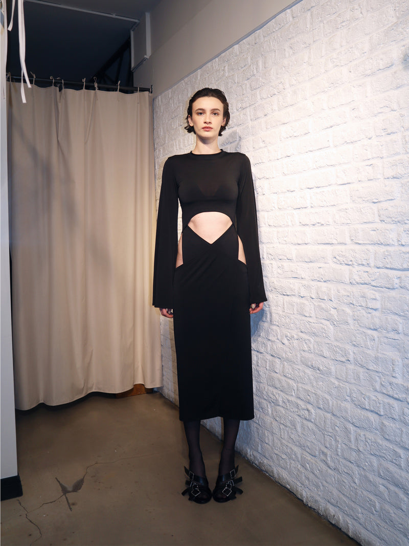 LONG-SLEEVED DRESS WITH BONE NECKLINE AND CROSS DETAIL.