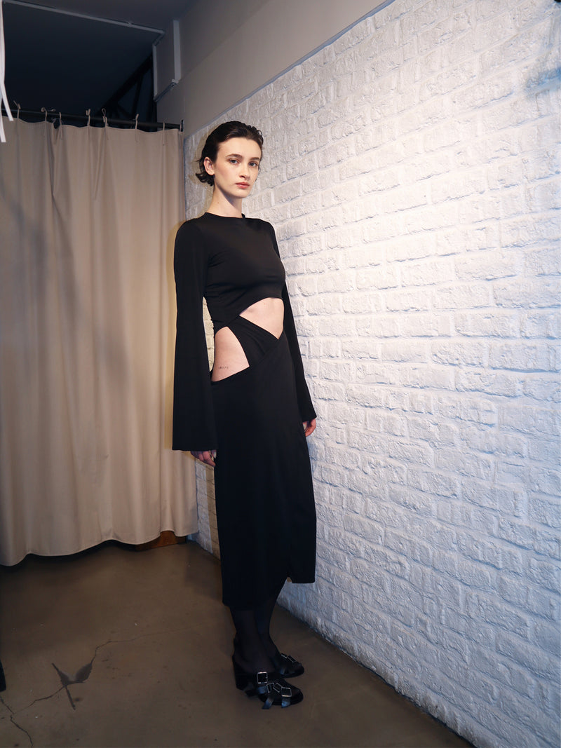 LONG-SLEEVED DRESS WITH BONE NECKLINE AND CROSS DETAIL.